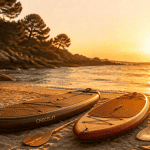 stand up paddle board gonflable et rigide sur plage au coucher du soleil