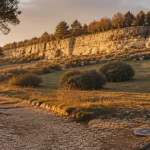 Vallée des Jardins à Caen : nature et loisirs en ville, pelouse et falaise calcaire