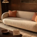 Canapé tendance 2024 bouclé beige aux formes arrondies, modularité