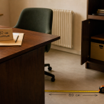 Distance entre bureau et mur : 70 cm minimum, repère 80 cm sur le sol