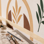 Fresque murale facile à faire avec ruban de masquage et couleurs nettes sur mur blanc