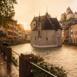 Que faire à Annecy en 3 jours : Palais de l’Île au Thiou, vieille ville au golden hour