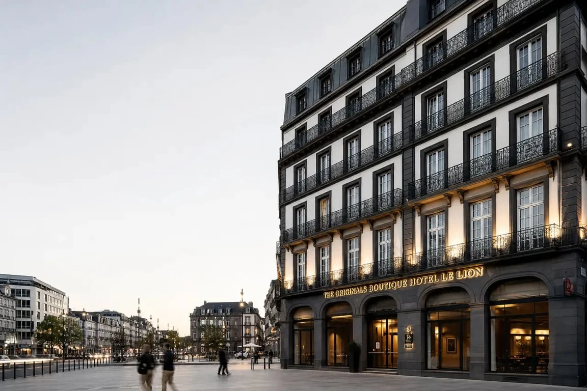 The Originals Boutique Hôtel Le Lion Clermont-Ferrand sur la place de Jaude, façade d’hôtel de centre-ville