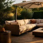 Mobilier exterieur design : terrasse teck, parasol déporté et aluminium, terrasse contemporaine.